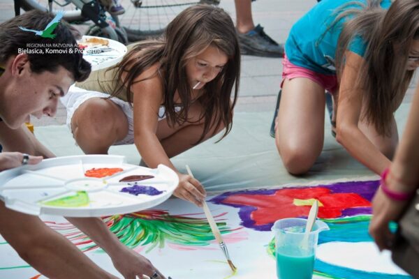 Slikarski performans: Građani slikaju Berane