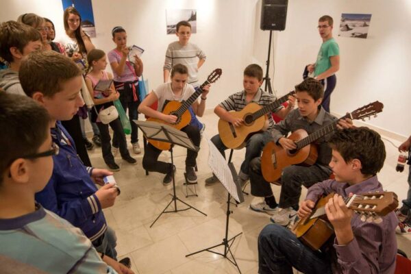 Najmlađi fotografi kao čuvari kulturne baštine: Izložba u Beranama